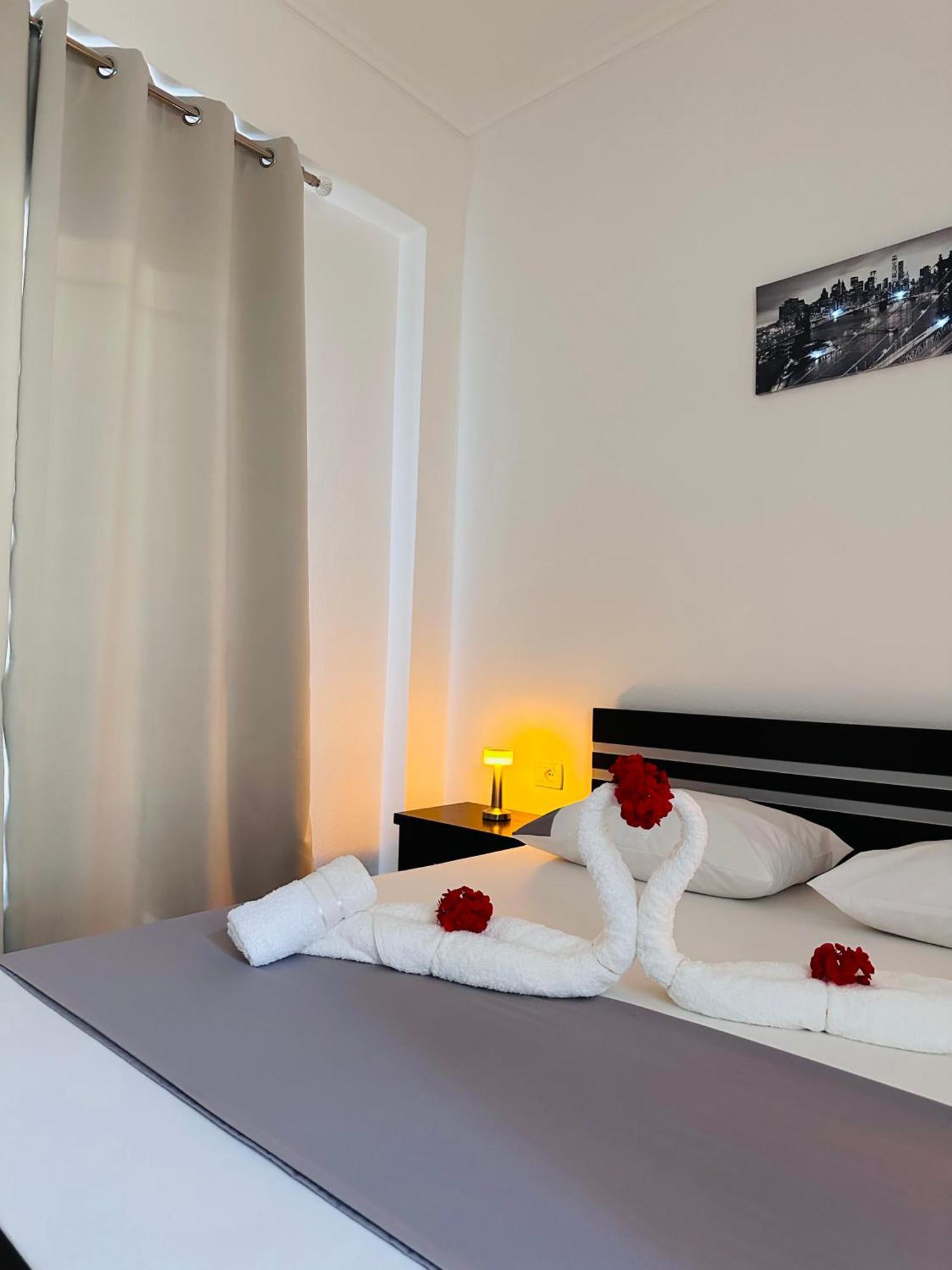 Xhibo Apartments Саранде Екстериор снимка